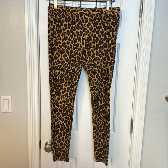 HUE Leopard Print Leggings - Picture 3 of 10
